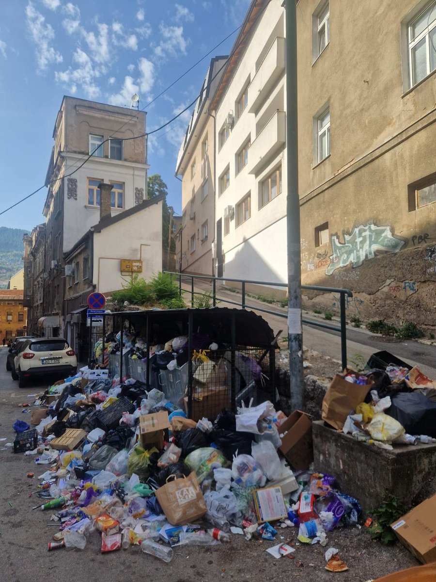 ALogo76179's tweet photo. Dobro jutro svima iz, kako Njemci kažu, čistog Sarajeva. Poseban pozdrav ide Vlada Kantona Sarajevo i KJKP RAD Sarajevo https://t.co/yOPmxV1MXO