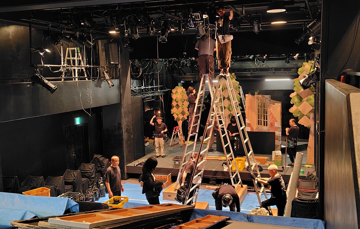nlt_pro_stage's tweet photo. 🎭本日、劇場入り！
『家族…リハーサル』ただいま仕込み中です🔧✨
まずは照明の吊り込みから。
稽古場でつくってきた芝居に、美術、照明、音響……ひとつずつ劇場の力が加わっていきます。
ここからどんな舞台が立ち上がるのか――
初日まで、あと少し！
9月3日（木）開幕です🏠

#家族リハーサル  #舞台裏 #仕込み