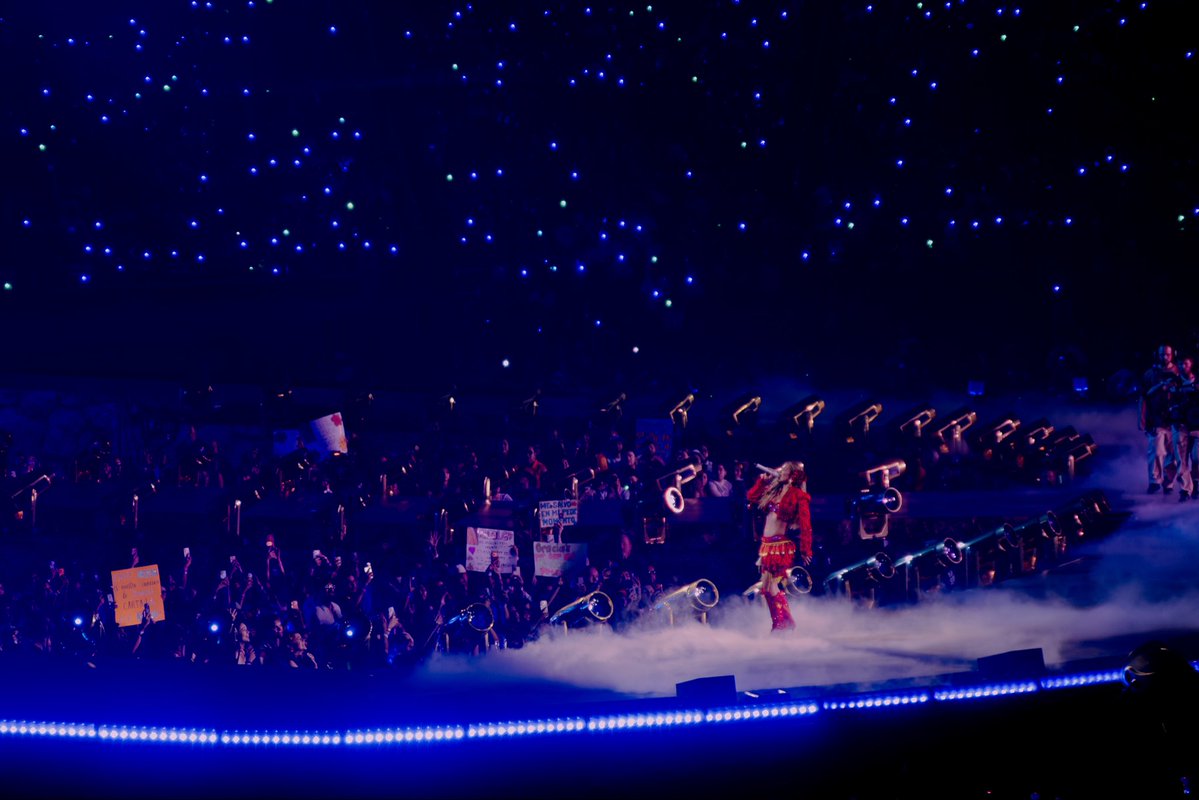 shepolarize's tweet photo. Despite all this, the energy of the show and the passion of Karol, her band, and dancers gave everything on stage to create the experience the fans came to see. The audience got to “travel the world” with Karol and explore the Hispanic culture to its peak. https://t.co/PfyuJemiaG