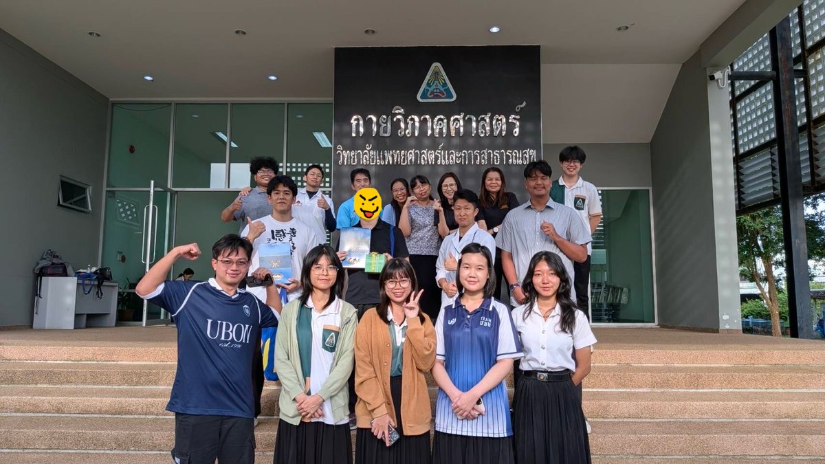 Hellrokux3's tweet photo. タイ🇹🇭 ウボンラチャターニー大学 
医学・公衆衛生学部
解剖実習 施設前にて記念撮影 https://t.co/CnWDxuEvsS