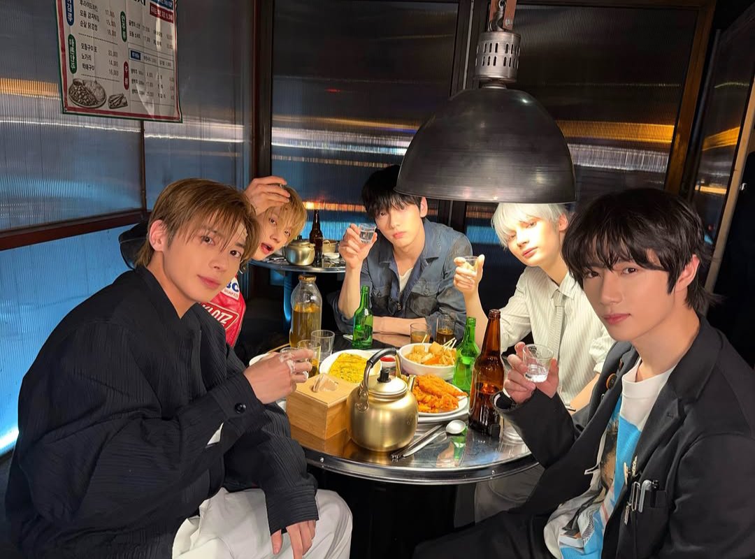 pageosoobin's tweet photo. There is something about ending the day around a small table with good food and familiar faces that makes everything feel a little warmer. Each of us holding a small glass as if we had been caught in the middle of a conversation. https://t.co/i8JpFOEc5d