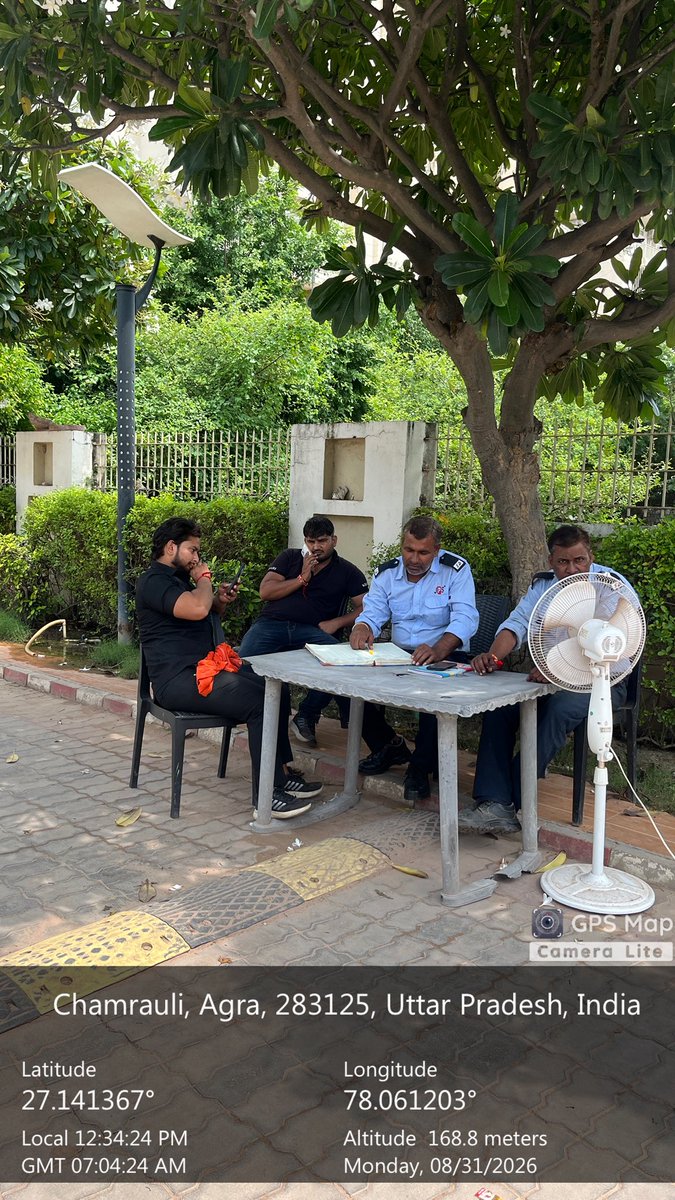 AgraNewsNetwork's tweet photo. अंसल एमराल्ड हाइट्स (चमरौली, 125 फीट रोड, आगरा) में कल 01 सितम्बर से वैध AOA टेकओवर रोकने व अवैध वसूली हेतु #ansal बिल्डर एवं JPS सिक्योरिटी द्वारा गेट पर अनधिकृत बाउंसर बैठाकर महिलाओं व बच्चों में दहशत फैलाई जा रही है। संज्ञान लेकर तत्काल हटवाएं। @agrapolice @dgpup @Uppolice https://t.co/iw3kGRiBiK