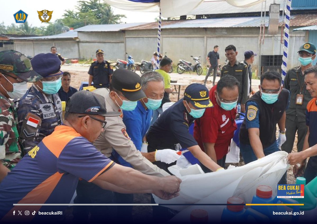 beacukaiRI's tweet photo. Bea Cukai @beacukai_tbk melaksanakan pemusnahan barang hasil penindakan di bidang kepabeanan dan cukai dengan total nilai barang mencapai Rp155,78 juta. Kegiatan tersebut berlangsung di Kecamatan Moro, Kabupaten Karimun, pada Kamis (27/08) dengan melibatkan sejumlah instansi terkait.

Selengkapnya
https://t.co/MzJz08wj6h