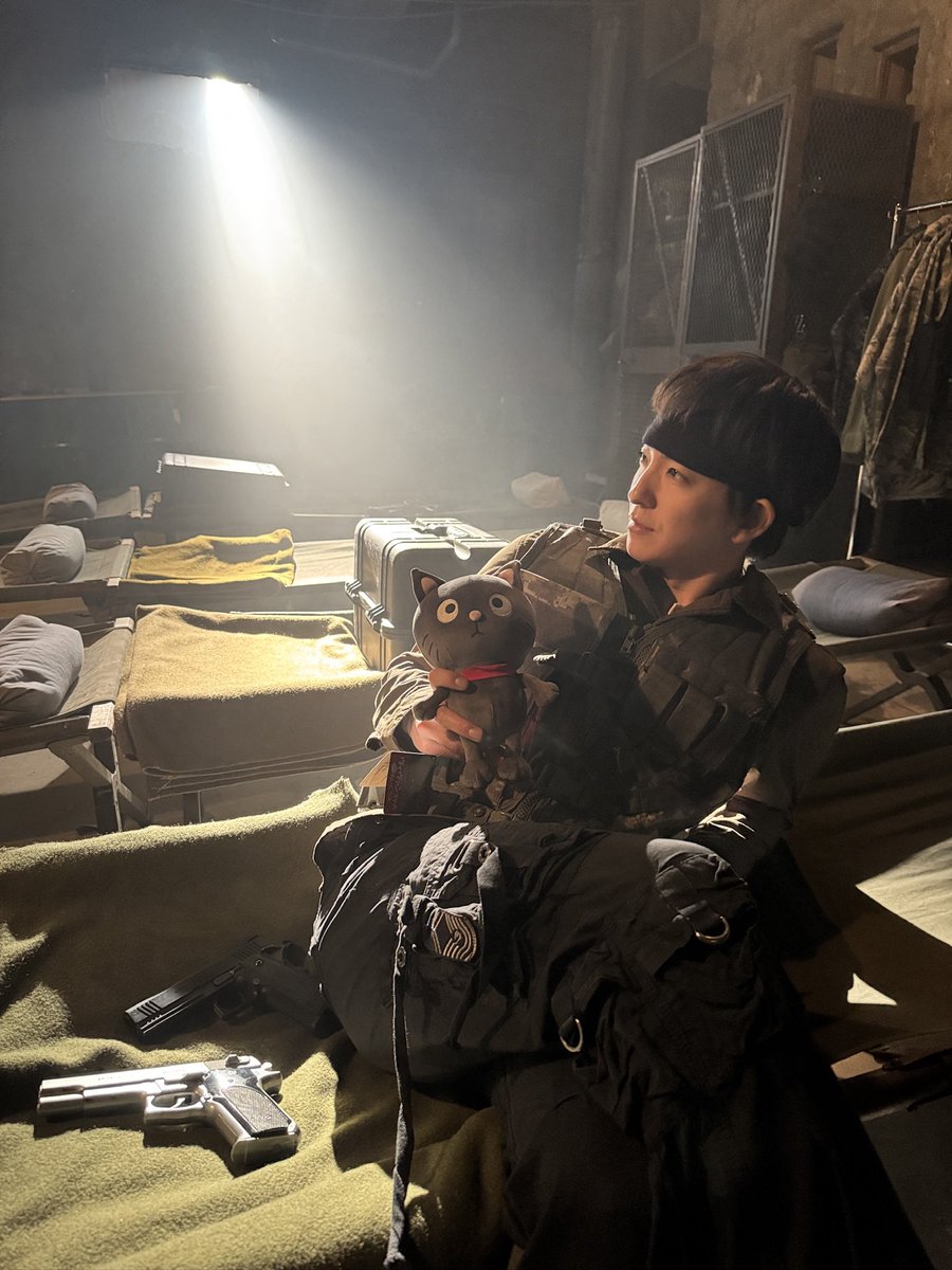 ist_yohei's tweet photo. 前田公輝くんの出演気付かれましたか？
傭兵軍団の皆さんとのお芝居の練習にも全て付き合って下さって主演ドラマも控えたのに合間を縫って参加してくれました。ギリギリで決定したのに全部中国語台詞、大変だったと思います。本当にありがとうございました👍👍👍🐈‍⬛ 
#VIVANT #VIVANTep16 @maeda_gouki https://t.co/US8CZTizgb