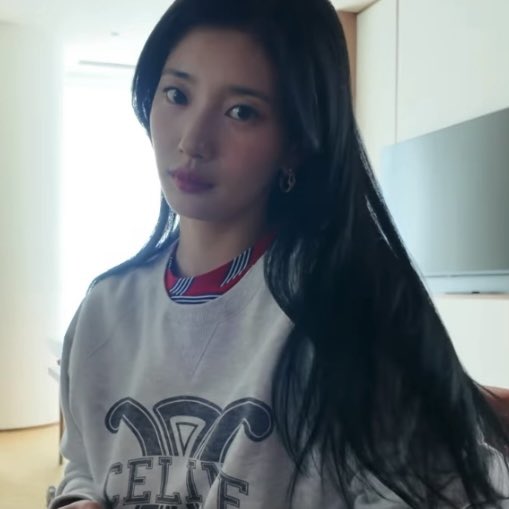 seori_ri_ri's tweet photo. 아니 머리 묶는 수지 너무 아름다운데
묶은 모습 승무원 같아서 더 좋음,, https://t.co/MBh2KTzMTv
