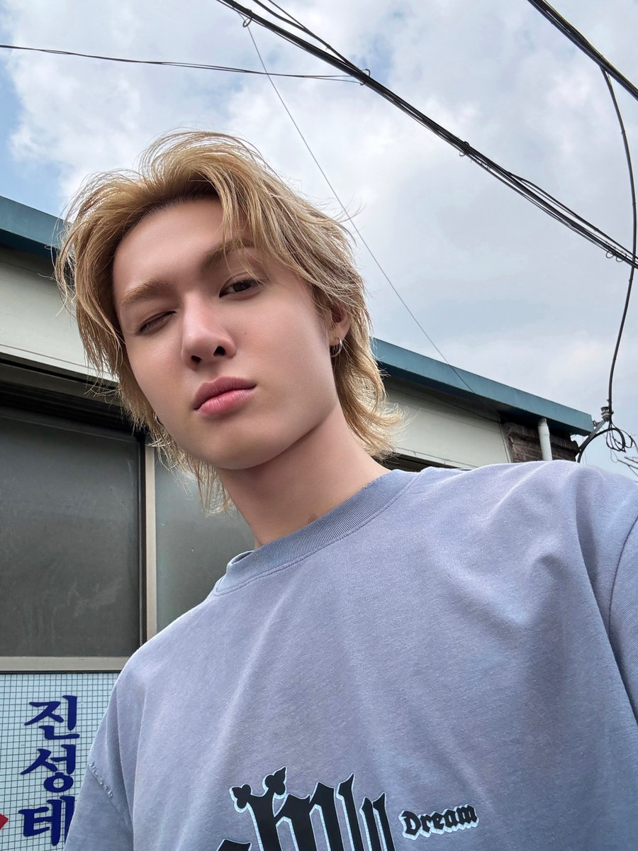 konotteok's tweet photo. proof that angels walk amongst mortals https://t.co/nhQyulEhpS