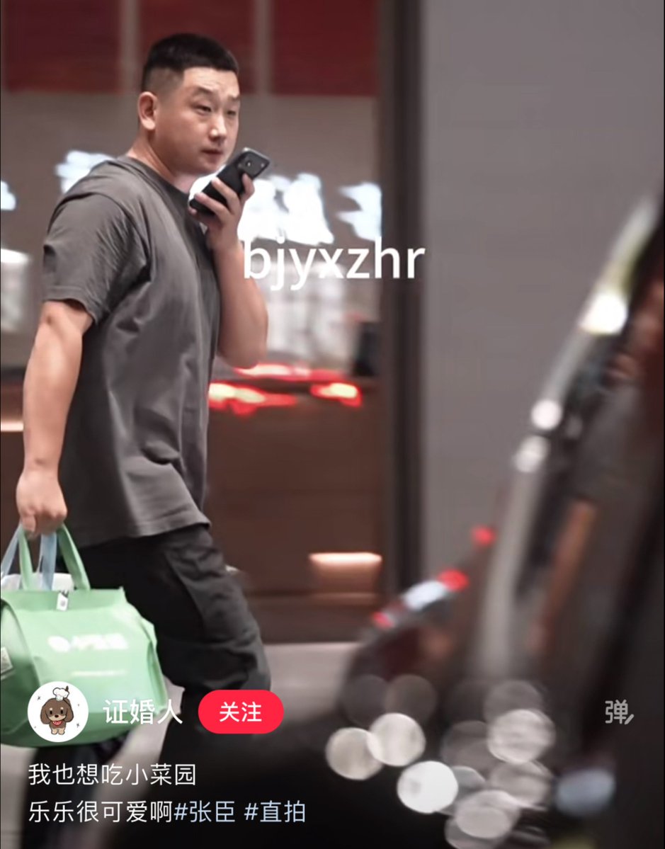 Okcd_aktf's tweet photo. 🍬  🦁🐰 both of YiZhan love food from Xiao Cai Yuan (a famous Anhui cuisine restaurant)! This restaurant recommended by Meituan's food delivery service (🐰's endorsement) is, located in Jiading New Town (Shanghai), next to the racing venue, next to 🦁's hotel 👀

on 0829 new photos of Lele with large green bags of ordered food (from that restaurant) have appeared on wb. It turned these were the same green bags that fans saw 🐰's staff with back in February when they encountered them! 

OP:  "Late this morning, through 🦁's recent experience eating Xiao Cai Yuan in Shanghai, we solved the mystery: we stumbled upon 🐰's staff with takeout in Hefei, and it turned out to be XiaoCaiYuan! + 🐰 ate Anhui cuisine at the last SIFF!

The current timeline is: 🐰 ate it in February ➡️ 🦁 ate it in April and August, omg! Who loves it? Who recommends it? Who's ever been to Anhui? (🐰!!) Omg!"

🐢1: omg, I just saw that Lele's takeout was Xiaocaiyuan's packaging. It's probably exactly the same takeout bag we saw the 🐰 XZS's bodyguard carrying in Hefei.
🐢2: And we searched all night but couldn't find out what 🐰 ate. Then, just then, we saw Lele giving 🦁 XaioCaiYuan, and suddenly we solved the mystery!
🐢1: Who has tried it? Who likes it? Who would recommend it?🦁 is in Shanghai and wants to eat Anhui cuisine.
🐢2: He was carrying 3 large bags, and we were wondering how he could eat so much.
🐢1: We only realized it 6 months later"

11/02/2026:

🐢2: "Let me share this with you!... It must have been someone from 🐰's staff coming down to pick up their takeout. At 1st we were staring at the bag and had no idea what it was.
Then that guy kept looking at us.
He carried a bunch of Hefei (Anhui) local dishes and must-try lists. 3 big bags!...

🐢1: Last September, when I went to the Shanghai International Games, I ate at a shopping mall in Jiading New Town. Suddenly, I saw a sign (with 🐰) from Meituan recommending restaurants, the kind that's used by Meituan's food delivery service, standing in front of a restaurant. I even took a picture and checked it out. Now I realize that the restaurant recommended by Meituan's food delivery service is called Xiaocaiyuan, located in Jiading New Town, next to the racing venue, next to 🦁's hotel.

🦁🐰 both  love it! 小菜园 - Xiao Cai Yuan! THEY ALWAYS SHARE THEIR TASTES! 🙂‍↕️