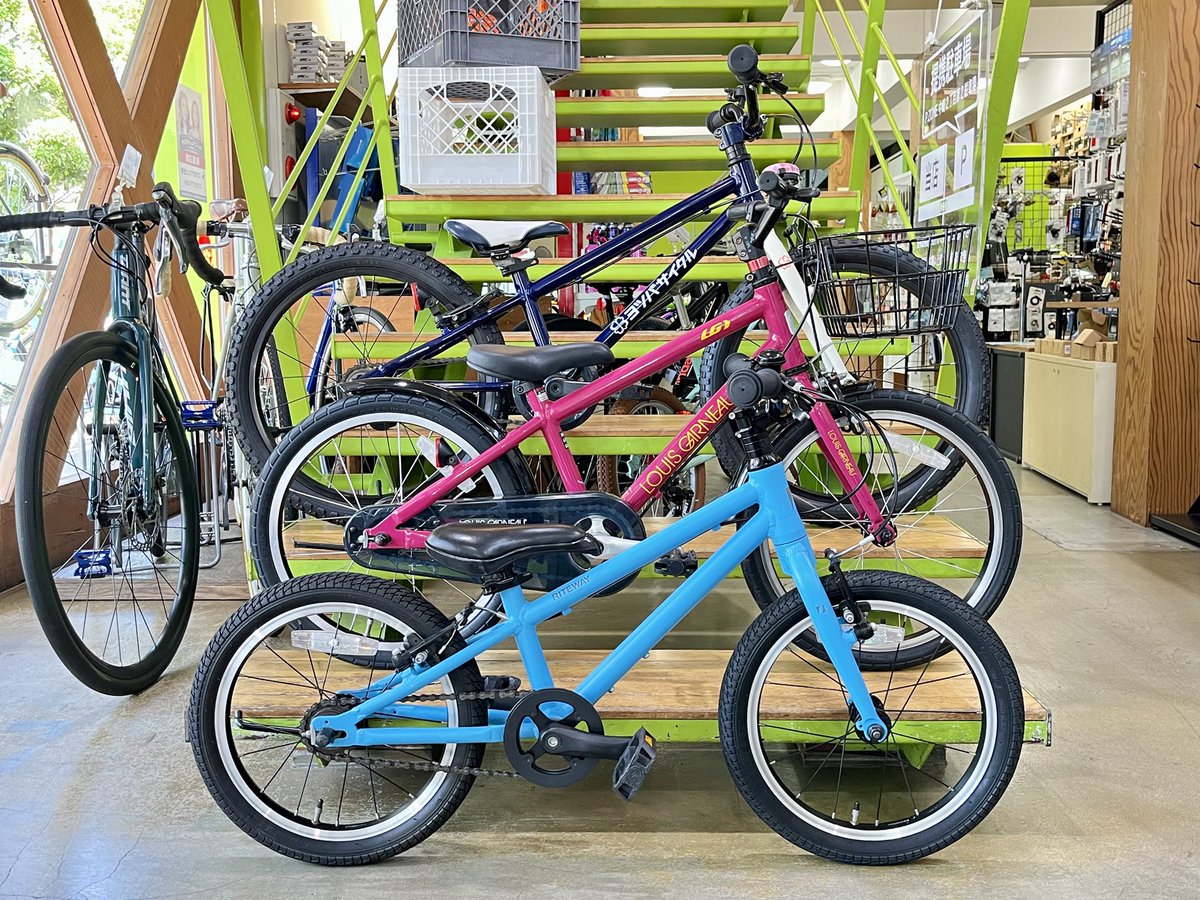 _viacycle's tweet photo. 今日で8月もおしまい・・・
涼しくなったら思いっきり外遊びしたいキッズ達にオススメのリユースキッズバイクをご紹介

・RITEWAY ZIT 16 96〜113cm 22,000円

・LOUIS GARNEAU K18 LITE 105〜120cm 18,700円

・ヨツバサイクル ZERO 20 110〜130cm 28,000円

#キッズサイクル #子供用自転車 https://t.co/YwpmOE0bwQ