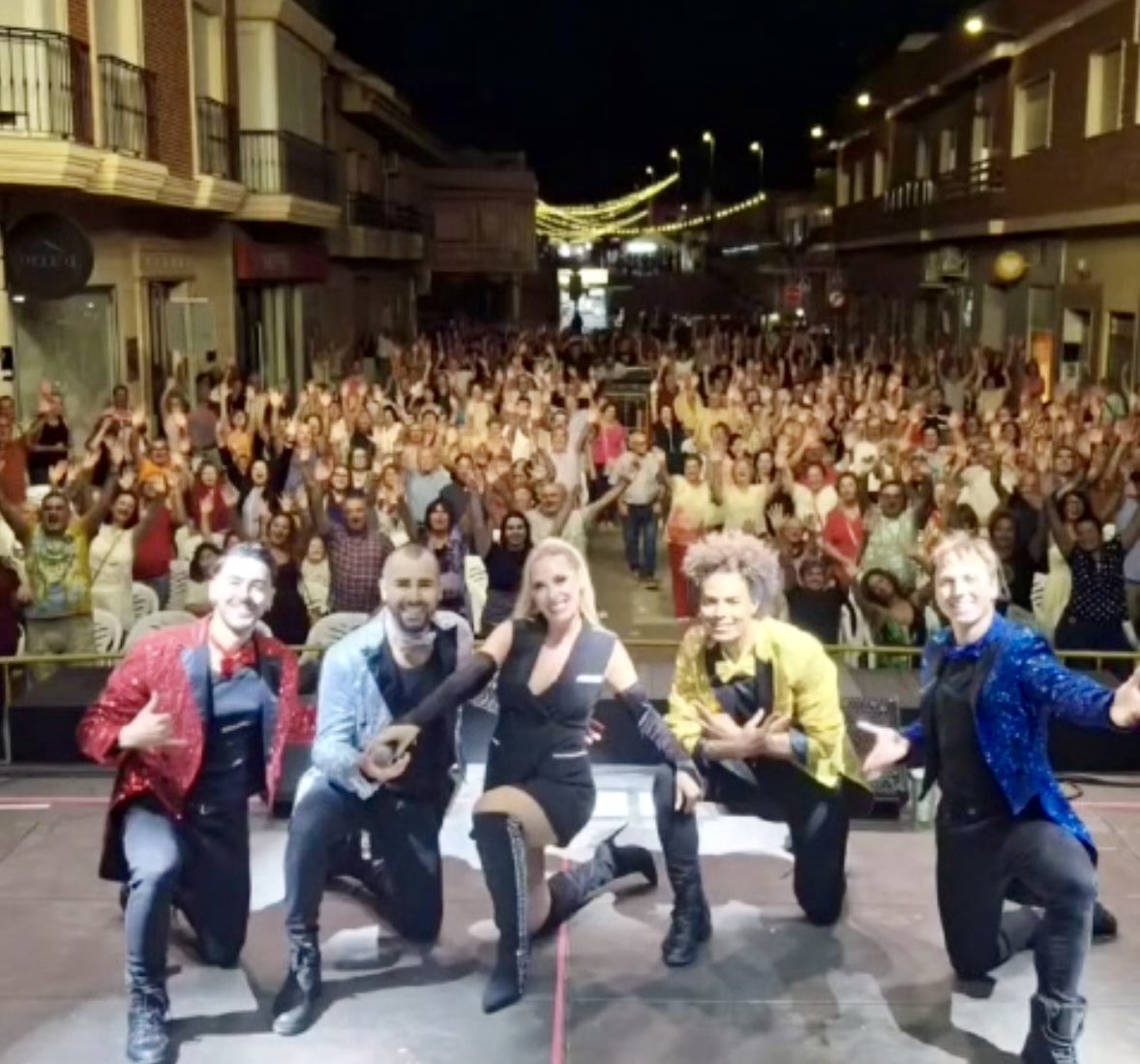 vanadiss_es's tweet photo. Ha sido un verano increíble recorriendo el país con @RoserMR y su espectáculo: Hola Raffaella! El próximo 13 de Septiembre se vuelve a instalar en la capital en el Teatro Arlequín y ya tienes las entradas disponibles. https://t.co/ZcHeZdCKfe