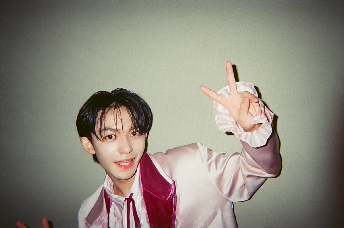 voksydays's tweet photo. 𝗩𝗢𝗞𝗦𝗬 𝗗𝗔𝗬𝗦 𝗟𝗜𝗩𝗘 𝗧𝗢𝗨𝗥 𝟮𝟬𝟮𝟲
『𝗕𝗶𝘁𝘁𝗲𝗿 𝗙𝗹𝗮𝗺𝗲』裏側レポート📝

【#長野蒼大】編
撮影をお願いしたところ、
M!LKさんの「滅ポーズ」を披露してくれました。
「この写真を絶対出してください！」と頼まれた約束を果たします。

投稿いただいた方全員に《ツアー当日撮り下ろし画像》をプレゼント！

▽ご投稿はこちら
https://t.co/dP4ixlXgYm
-
#VOKSYDAYS #ボクシダイ