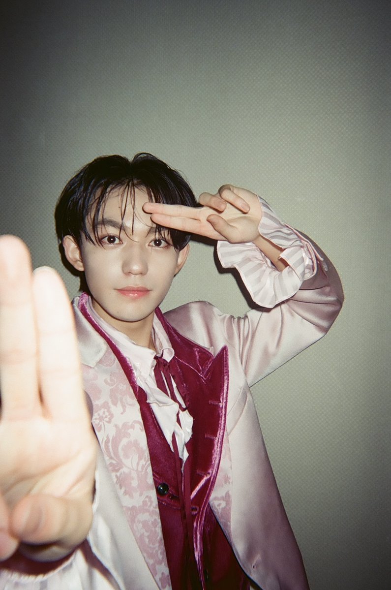 voksydays's tweet photo. 𝗩𝗢𝗞𝗦𝗬 𝗗𝗔𝗬𝗦 𝗟𝗜𝗩𝗘 𝗧𝗢𝗨𝗥 𝟮𝟬𝟮𝟲
『𝗕𝗶𝘁𝘁𝗲𝗿 𝗙𝗹𝗮𝗺𝗲』裏側レポート📝

【#長野蒼大】編
撮影をお願いしたところ、
M!LKさんの「滅ポーズ」を披露してくれました。
「この写真を絶対出してください！」と頼まれた約束を果たします。

投稿いただいた方全員に《ツアー当日撮り下ろし画像》をプレゼント！

▽ご投稿はこちら
https://t.co/dP4ixlXgYm
-
#VOKSYDAYS #ボクシダイ