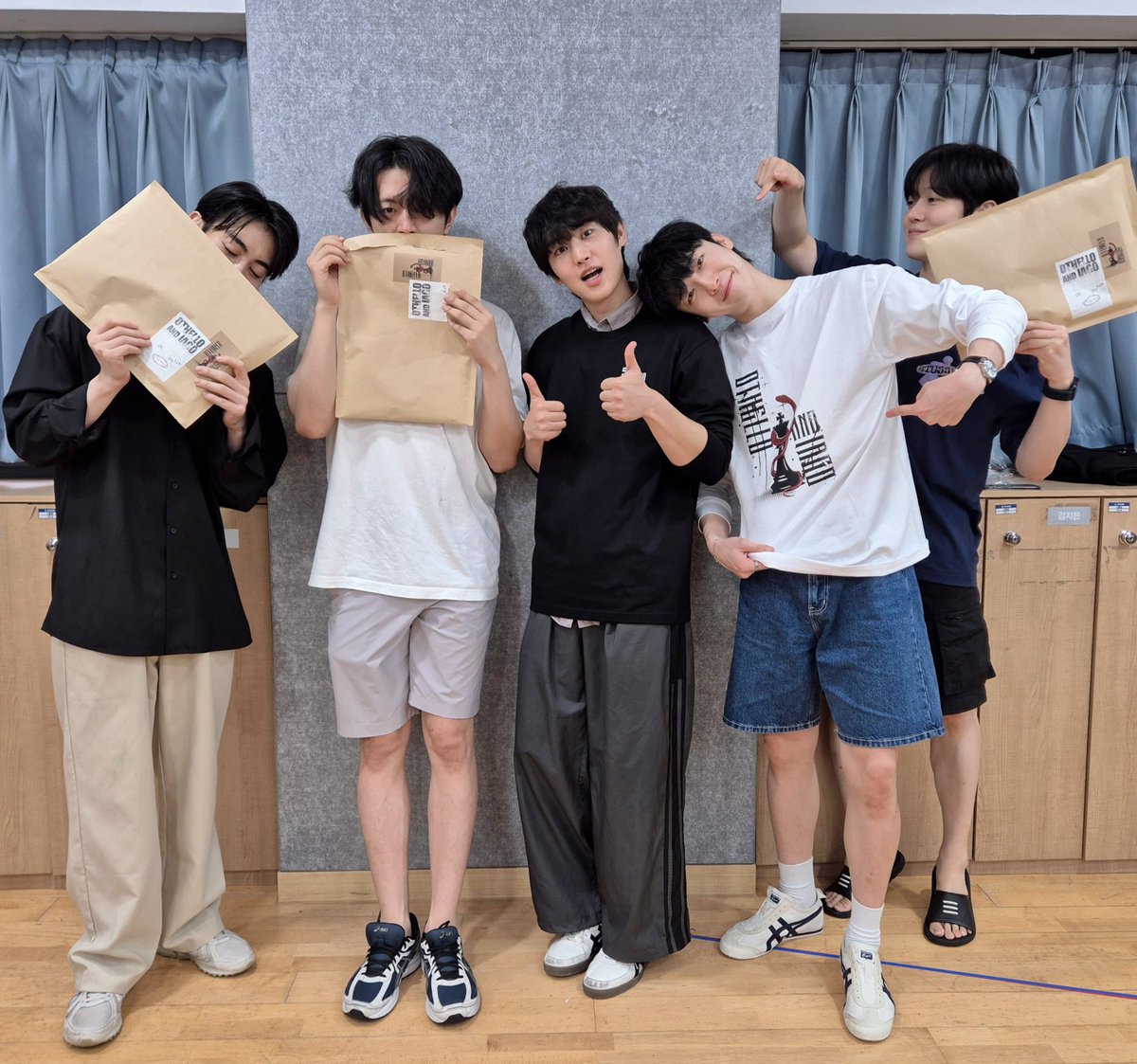 _r00ngba_k's tweet photo. 20260830 오셀로와 이아고 롱슬리즈 티셔츠 서포트❤️🖤

섹시 이아고(ㅋㅋ) 김경록, 곽민수 배우님과 
<오셀로와 이아고>팀을 응원하며
긴소매 티셔츠 서포트를 진행했습니다‼️

** 모든 사진은 2차 가공 없는 저장 및 재업 가능합니다! https://t.co/vpi10vwkHy