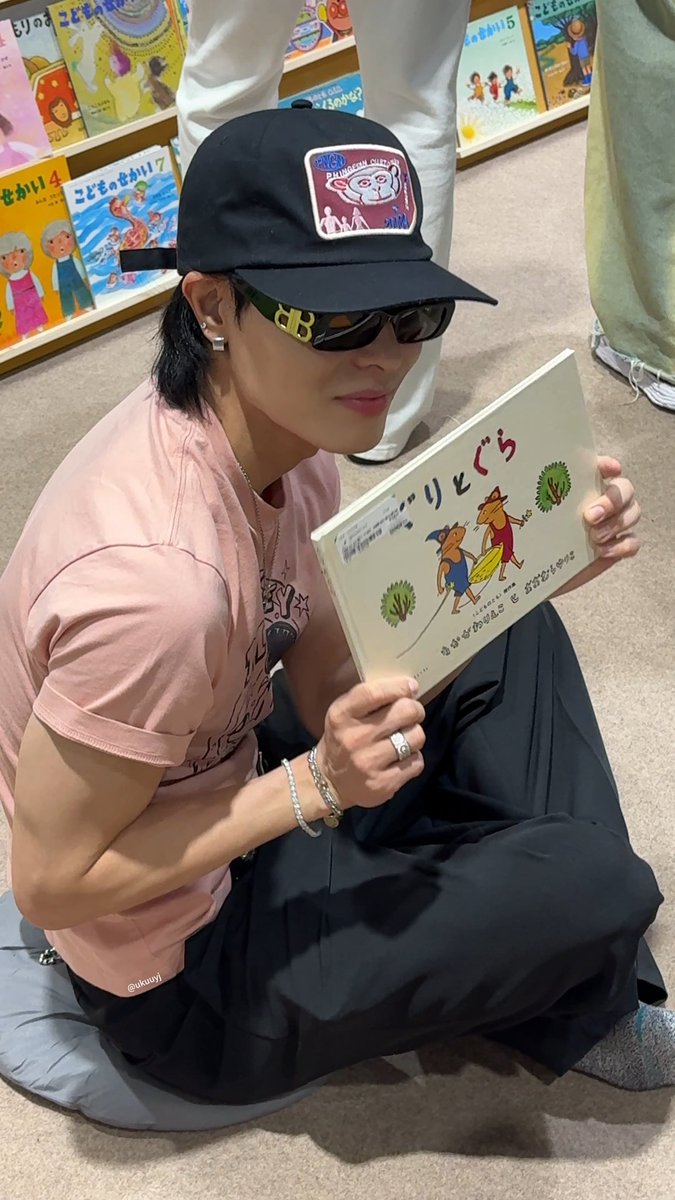 Ttttoaste's tweet photo. 本読んでるだけでこんなにかっこいいの？🥹❤️

#NIPPONHAKUBANGKOK 
#WOLFHOWLHARMONY 
#WHH #SUZUKI #比嘉涼樹 https://t.co/uF6kfbmH0n