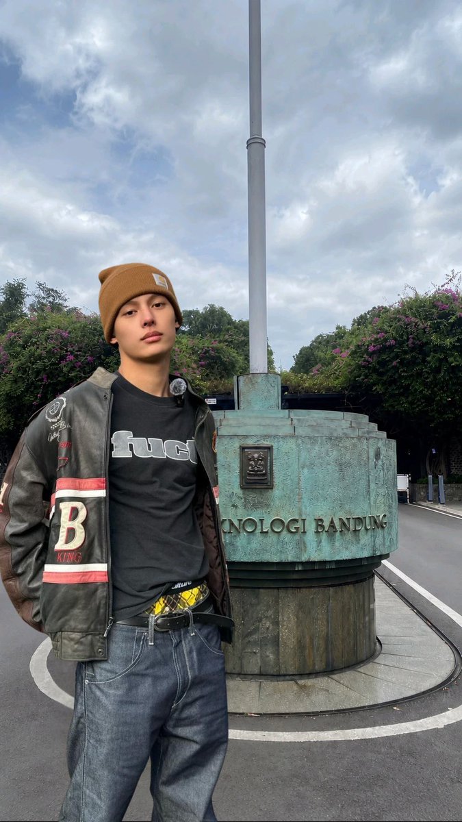 BuddyYufan's tweet photo. Ketauan deh. Foto dulu sambil nunggu nyeberang ke Salman buat soljum dengan ngortis euy. https://t.co/OKQzTcom1e