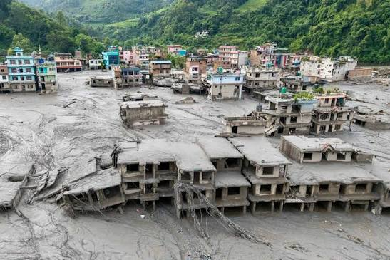 LeRaleurFR's tweet photo. Le bilan des victimes des violentes inondations au Népal s'élève désormais à 903, et plus de 4 200 personnes sont portées disparues.

#Népal #Chine #Inondations #Katmandou https://t.co/xVKpiHDzaa