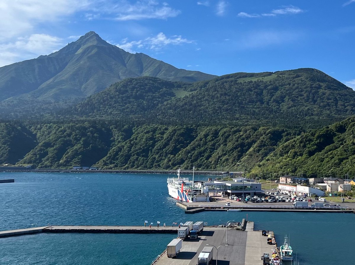 s_murarpy's tweet photo. ペシ岬のぼったら、出航する船を手を振って見送る人たちをみて涙がでそうに
翌日船乗ったら岸に誰もいねえ https://t.co/hsNvAYkB2H