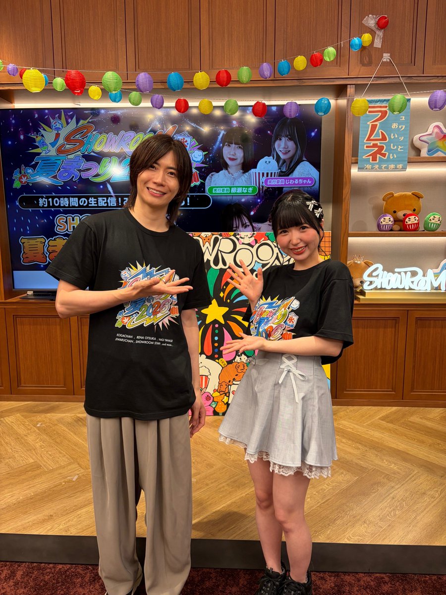 yanase_nagi_'s tweet photo. #SHOWROOM夏まつり2026 ありがとうございました！！
夏まつり実行委員を務めました🏮
当日のMC、アシスタントMCだけでなく、それまでの企画会議やキャスティングやセッティング等の裏方のお仕事もさせて頂きました！
MCも何もかも初めての事ばかりで、なぎにゃん自身、人見知り陰キャでトークも苦手だけど、今回は勇気をだして挑戦してみました（ ;  ; ）🔥

本当に自分に任せて頂いて大丈夫なのかな、、と準備期間も当日も不安と緊張だらけでした😭😭😭
初のMCもボロボロで、至らない部分が沢山ありましたが、
普段応援して下さってる皆さんと一緒に何事も挑戦し続けたいという想いと、実行委員、スタッフの皆さんや、出演者さんやリスナーさんのお陰で当日も最後まで頑張りきることが出来ました😭
本当にありがとうございました(;_;)(;_;)

今年のアワードは初の優秀賞を目指したいと思っています…！
まだまだ自信は無いけれど、2026年の残りもSHOWROOM配信精一杯頑張りたいです(;_;)🔥
良ければ、これからもなぎにゃんの事を見守って、応援してくださると嬉しいです🥲！

写真は、1枚目はなぎにゃん🐱
2枚目は大好きな実行委員長のこがちゃんさんと、大好きな実行委員のじわるちゃんさんと大塚れなさん！！！！
大先輩ではありますが、チュッパチャプスもケバブも「若いから奢ってあげるよ！」って言ってくださって、カッコイイイイってなりました😳😳😳本当に多大なサポートを頂きました、ありがとうございました😭💖
3枚目は前田社長です！！！！！
たまたま躓いてる所をお見かけしましたが、前田社長でも躓く事はあるんだって感慨深かったです🙇‍♂️
4枚目はいつか入ってみたかった憧れのスタジオにお邪魔しました🥰

 #SHOWROOM  #柳瀬なぎ
