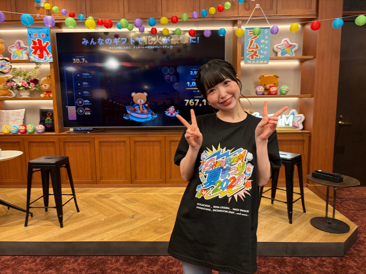 yanase_nagi_'s tweet photo. #SHOWROOM夏まつり2026 ありがとうございました！！
夏まつり実行委員を務めました🏮
当日のMC、アシスタントMCだけでなく、それまでの企画会議やキャスティングやセッティング等の裏方のお仕事もさせて頂きました！
MCも何もかも初めての事ばかりで、なぎにゃん自身、人見知り陰キャでトークも苦手だけど、今回は勇気をだして挑戦してみました（ ;  ; ）🔥

本当に自分に任せて頂いて大丈夫なのかな、、と準備期間も当日も不安と緊張だらけでした😭😭😭
初のMCもボロボロで、至らない部分が沢山ありましたが、
普段応援して下さってる皆さんと一緒に何事も挑戦し続けたいという想いと、実行委員、スタッフの皆さんや、出演者さんやリスナーさんのお陰で当日も最後まで頑張りきることが出来ました😭
本当にありがとうございました(;_;)(;_;)

今年のアワードは初の優秀賞を目指したいと思っています…！
まだまだ自信は無いけれど、2026年の残りもSHOWROOM配信精一杯頑張りたいです(;_;)🔥
良ければ、これからもなぎにゃんの事を見守って、応援してくださると嬉しいです🥲！

写真は、1枚目はなぎにゃん🐱
2枚目は大好きな実行委員長のこがちゃんさんと、大好きな実行委員のじわるちゃんさんと大塚れなさん！！！！
大先輩ではありますが、チュッパチャプスもケバブも「若いから奢ってあげるよ！」って言ってくださって、カッコイイイイってなりました😳😳😳本当に多大なサポートを頂きました、ありがとうございました😭💖
3枚目は前田社長です！！！！！
たまたま躓いてる所をお見かけしましたが、前田社長でも躓く事はあるんだって感慨深かったです🙇‍♂️
4枚目はいつか入ってみたかった憧れのスタジオにお邪魔しました🥰

 #SHOWROOM  #柳瀬なぎ
