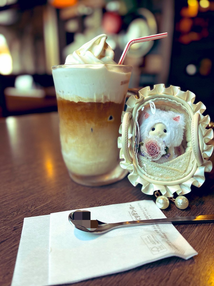 worm_hands358's tweet photo. 夕涼みのつもりで出掛けたけど、
まだまだ暑かった🎐

#シルバニアファミリー
#シル活 https://t.co/cbIu1Q6qk4
