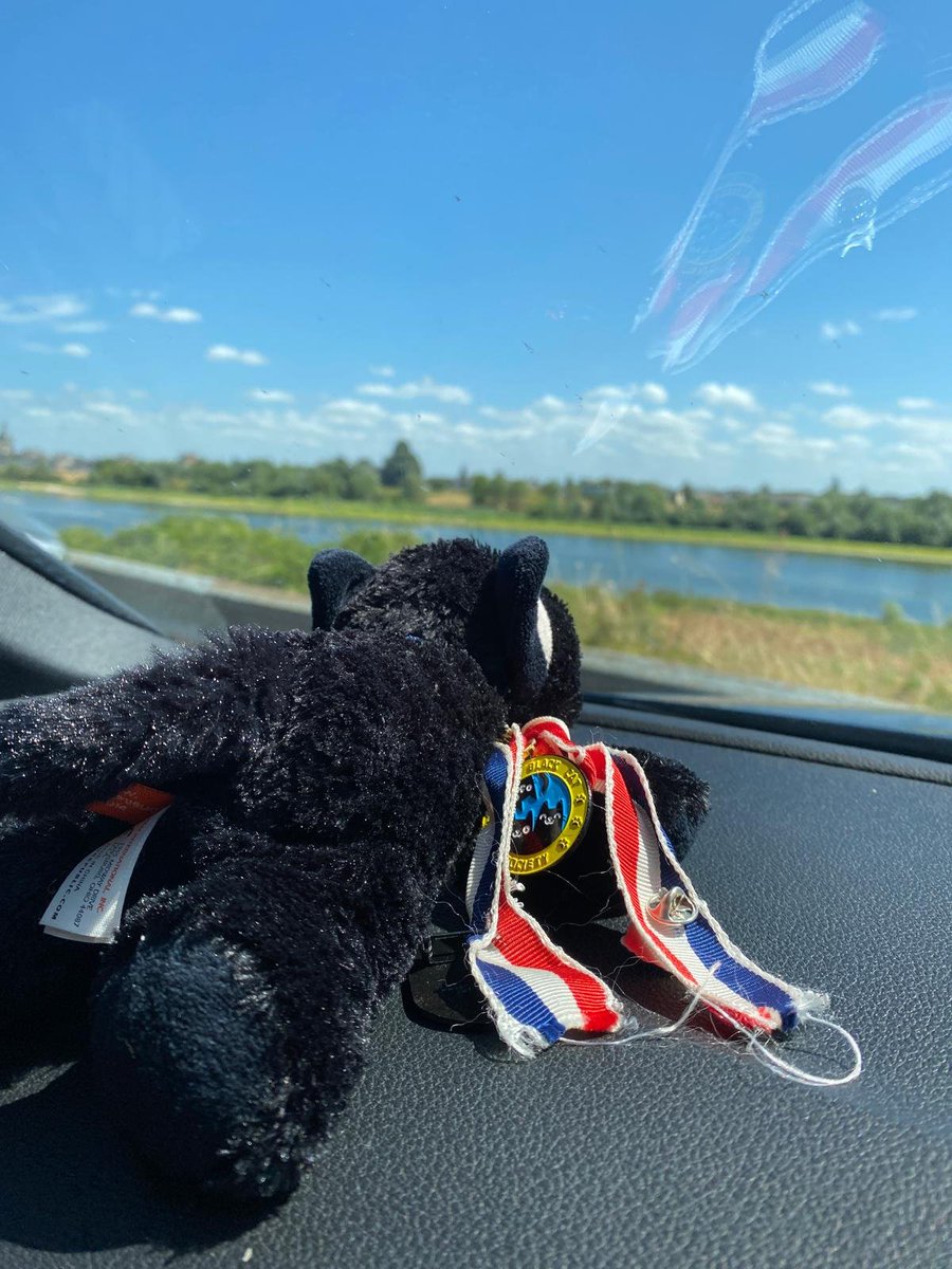 LanguagesCat's tweet photo. Languages Cat Junior a passé une semaine à Rilly-sur-Loire. Elle a adoré la rivière. Bien sûr elle a fait du shopping à Blois! https://t.co/MrwyXNoewp