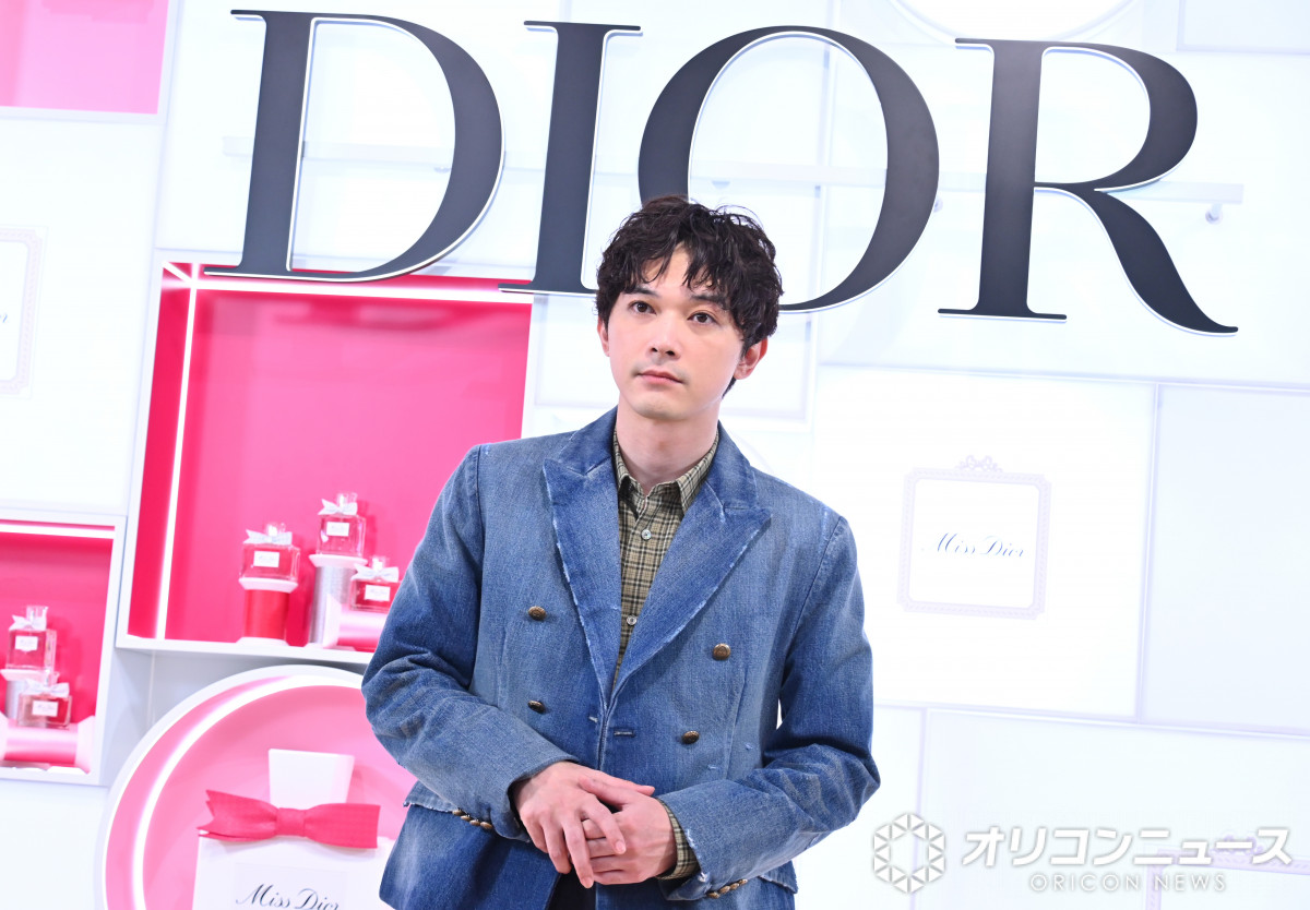 oricon's tweet photo. 吉沢亮、年齢の変化を受け入れ進化🔥
💭「外見も生身も深みのある人間に」
https://t.co/U98Bd45w3B
⠀
「ミスディオールオードゥパルファン」ローンチ イベント https://t.co/Jbiy3V2ikj