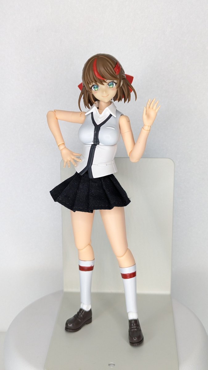 tanigutiyoshito's tweet photo. 瑠衣先輩を作っている傍らでノースリーブ私服完成しました。
最初は大きく盛ろうとしましたが、マンネリ防止の為に普通にた代わりに布スカートで可動域を活かしたポーズが取れます。
#今月作ったプラモ晒そうぜ https://t.co/O3vXZDCjoV