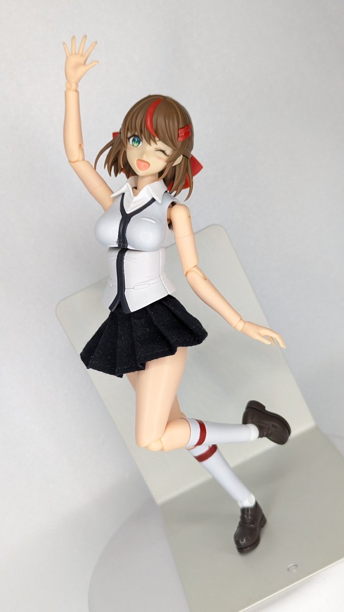 tanigutiyoshito's tweet photo. 瑠衣先輩を作っている傍らでノースリーブ私服完成しました。
最初は大きく盛ろうとしましたが、マンネリ防止の為に普通にた代わりに布スカートで可動域を活かしたポーズが取れます。
#今月作ったプラモ晒そうぜ https://t.co/O3vXZDCjoV
