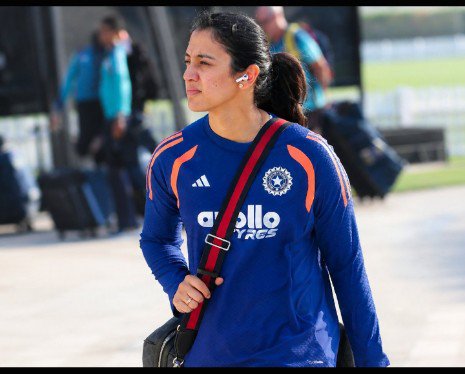 ej_memezz__'s tweet photo. The glow on Smriti Mandhana's face needs to be studied. 😭❤️ 

Beauty at its absolute peak. 🙌🏼✨ https://t.co/Qr4Bcf4qQp