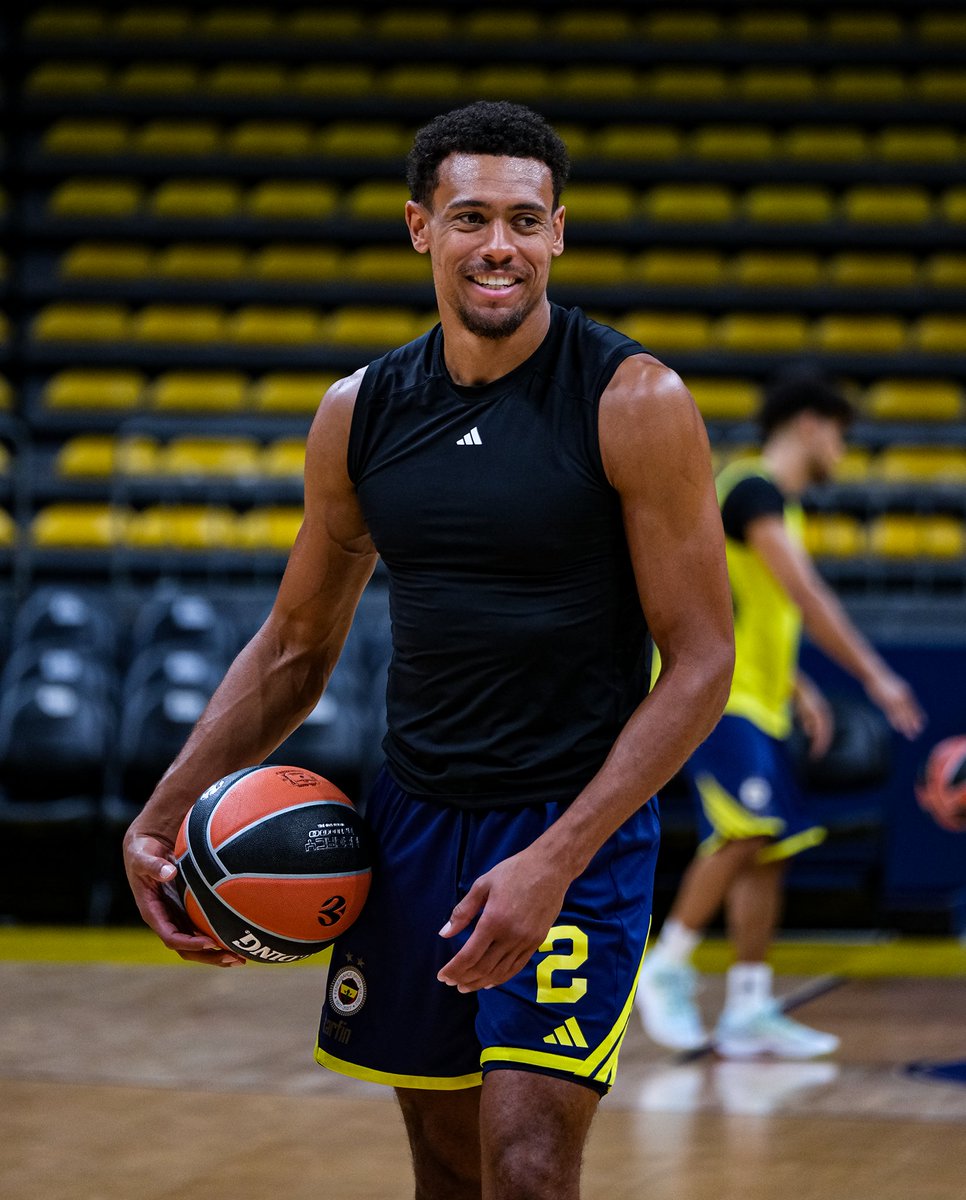 FBBasketbol's tweet photo. Yeni haftaya başlarken modumuz! 😎

#YellowLegacy https://t.co/4rbhSYF55Q