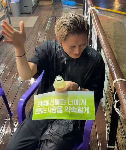 Kkorepo's tweet photo. #ジェジュン、雨の中でも熱狂的なロッカーの姿…「バナナ牛乳、おいしい」（動画あり） 
🔗https://t.co/69tpRdqwu7 https://t.co/olqwrRAHH6