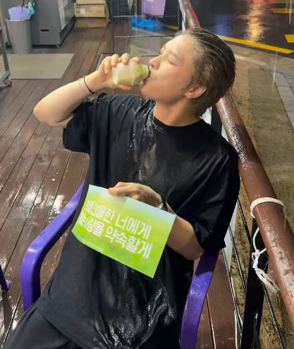 Kkorepo's tweet photo. #ジェジュン、雨の中でも熱狂的なロッカーの姿…「バナナ牛乳、おいしい」（動画あり） 
🔗https://t.co/69tpRdqwu7 https://t.co/olqwrRAHH6