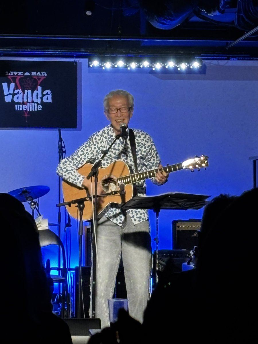 tlptmt97's tweet photo. 奈良ヴァンダメリリーで佐久間順平さん鎌倉研さんのライブでした。順平さんはこうせつさんのバックバンドで知り、YouTubeの朝のごあいさつを拝見してるので、ソロライブも行ってみたくて、やっと実現。お二人のトークも楽しくセッションも素敵でした。高田渡さんの曲も聴けてうれしかった🎵 https://t.co/a626gYIMO1