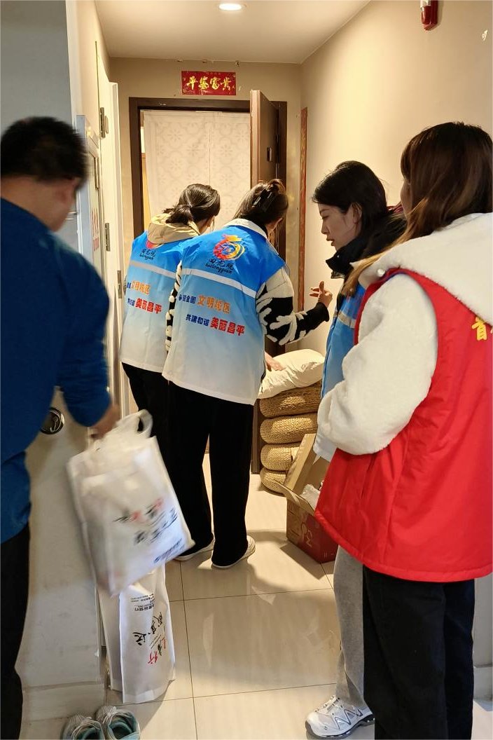 KT1996S's tweet photo. Just spent a warm Saturday morning packing care kits for elderly neighbors in our community! Love helping vulnerable folks feel seen and cared for https://t.co/ulNQ27rBVu