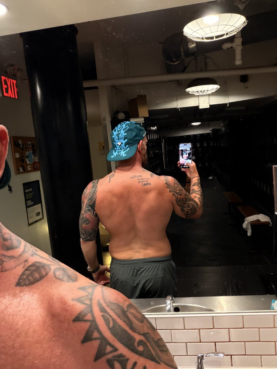 joelshoebk's tweet photo. Best selfie lighting in the biz https://t.co/jkVF2M9wJ0