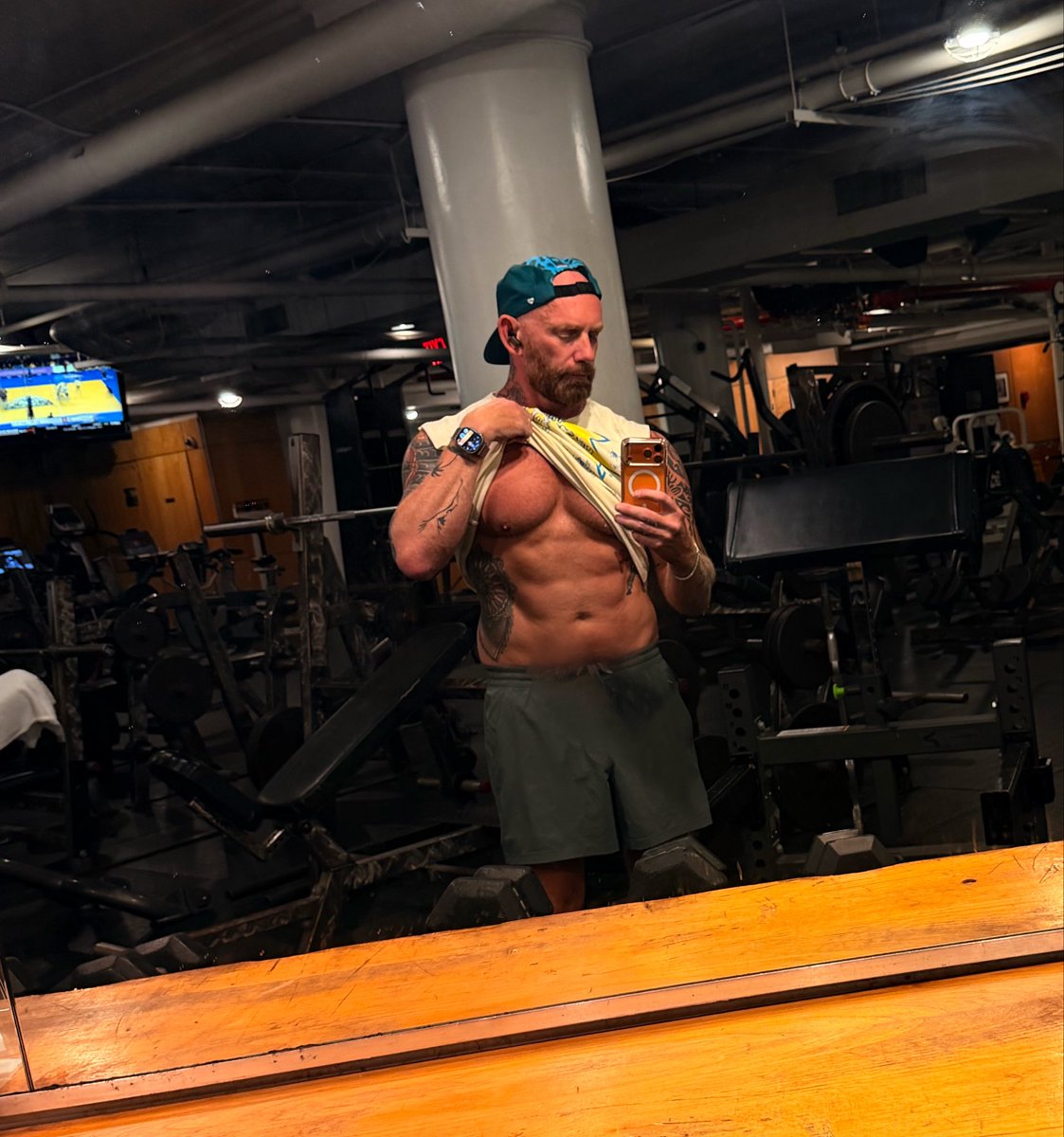 joelshoebk's tweet photo. Best selfie lighting in the biz https://t.co/jkVF2M9wJ0
