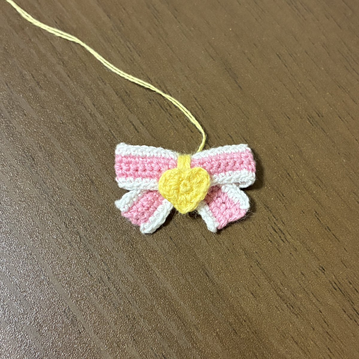 nmzkn_amgrm's tweet photo. なかよしリボンを編みました
ゲーム内で"深い絆で結ばれたポケモンに贈られるリボン"です

刺繍糸2本取りは初挑戦で難しかったですがポリゴン2に合うサイズ（横幅3cm）で作れました✌️

付ける子に似合う色で編むのも良さそう https://t.co/bmZTSOT745