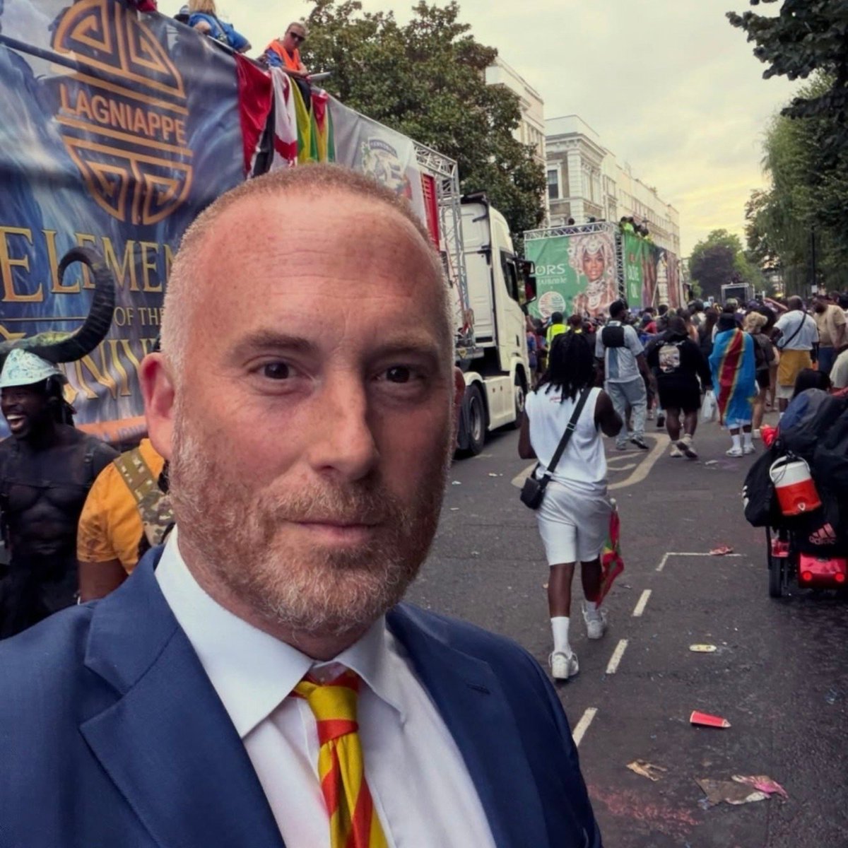 MajorGowen_'s tweet photo. Matthew Stadlen let the crowd at the Notting Hill Carnival go well past him before he felt safe enough to get his phone out for a selfie 😅 https://t.co/mJSehVhOoc