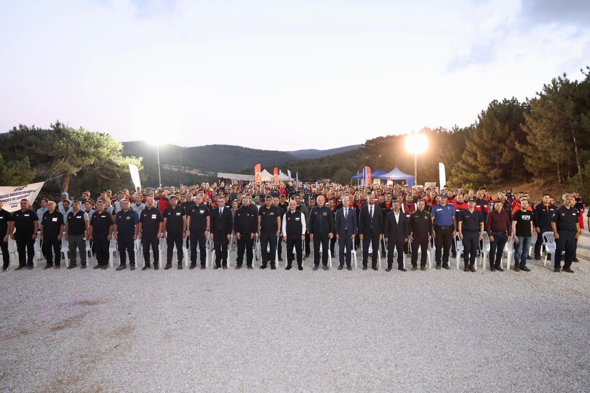 MemurSenKonf's tweet photo. AFAD BÖLGESEL AKREDİTASYON KAMPINA KATILDIK

28-30 Ağustos tarihlerinde İç Anadolu, Ege ve Akdeniz bölgelerinden 29 ilden 103 ekip ve 1.030 kişinin katılımıyla Konya’nın Ilgın ilçesi Bulcuk mevkiinde düzenlenen AFAD Bölgesel Akreditasyon Kampı’na, Memur-Sen Arama Kurtarma Ekibi (MAK) olarak katılım sağladık.

Arama ve kurtarma kapasitemizi geliştirmek, ekipler arası koordinasyonu güçlendirmek ve afetlere karşı hazırlık seviyemizi artırmak amacıyla gerçekleştirilen kampta; bilgi,deneyim ve tecrübelerimizi sahada pekiştiriyoruz.

Afetlere hazır, güçlü ve koordineli ekiplerimizle her zaman görev başındayız.