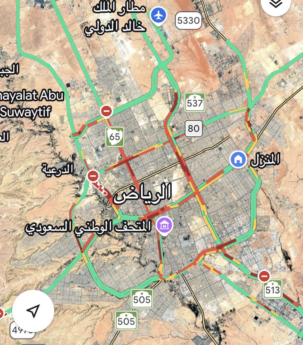 arac433's tweet photo. هذا الإزدحام يبدأُ مع بداية كُلَّ عامٍ دراسي..

وهذا يُثبت أنَّ تزامن بداية اليوم الدراسي للجامعات والمدارس مع بداية دوام القطاع الخاص والشركات والموظفين هو السبب الرئيسي للإزدحام ‼️

المُقترح:

تحديد أوقات بداية العمل للقطاع الخاص والموظفين والطلاب بحيث (لاتتزامن )مع بعضها ..

والمقترح يتضمن:

١-  تحرك موظفي القطاع الخاص   (من الساعة 6-5 صباحاً ) أي يبدأ تحركهم في الشوارع الساعة 5 وينتهي الساعه 6 صباحاً 

٢- المدارس والجامعات (من 7-6 صباحاً) مع التركيز على النقل بالحافلات.

٣- الموظفين وموظفي الهيئات والشركات الحكومية والكبرى دوام مرن يبدأ من الساعه 8 وينتهي الساعه 11

٤- منع تحرك الشَّاحنات في الشوارع الداخلية بدءًا من الساعه 7 صباحاً وحتى الساعه 2 ظهراً.

ويمكن تغيير الأوقات والفئات المستهدفة مع ضمان عدم التداخل مع حركة طلاب الجامعات والمدارس.