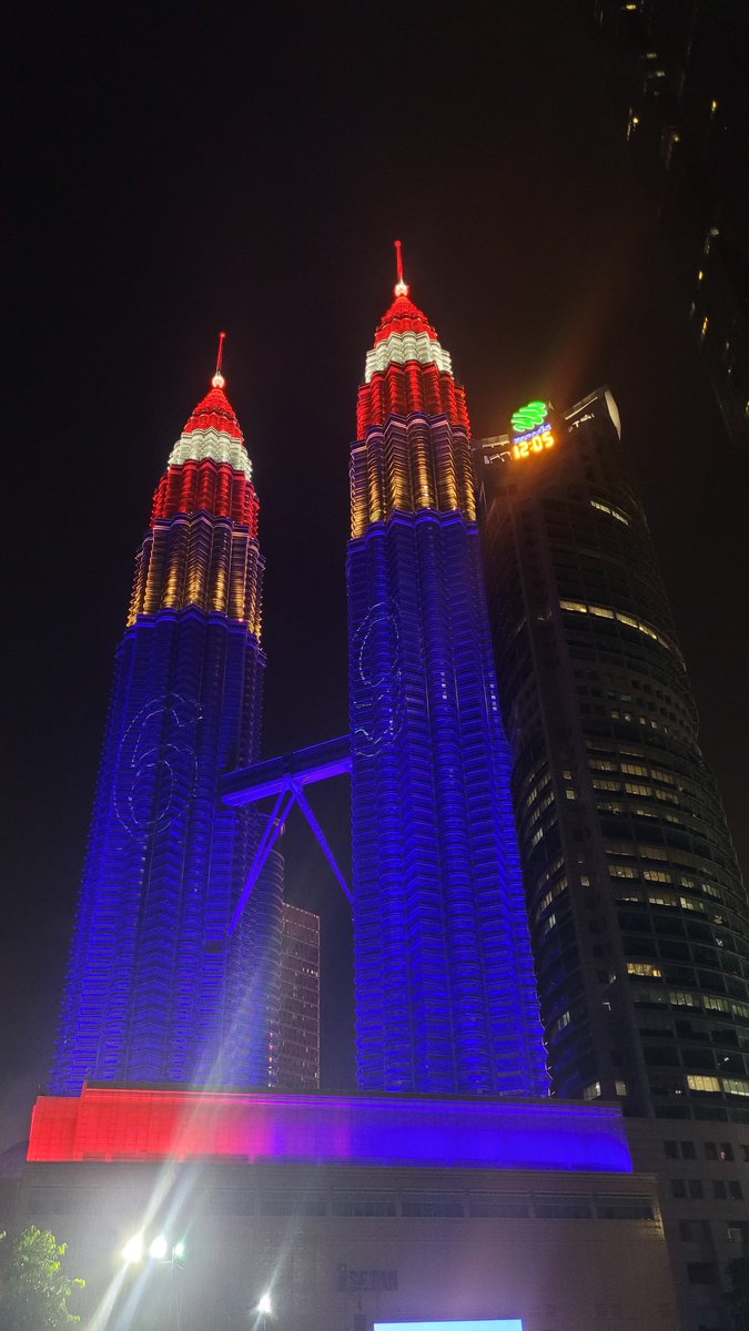 JustSsica_'s tweet photo. @Hidupsebagai62 Semalem bgt di KLCC
Yg gue amazed, tempatnya nampung bgt buat ratusan ribu, jd bisa dinikmatin acara dgn proper tanpa perlu berdiri2 di pinggir jalan raya
Satu lagi, kesadaran warganya soal buang sampah, keliatan bgt gapnya dibanding wni² 😂 https://t.co/6QVmVa9fYw