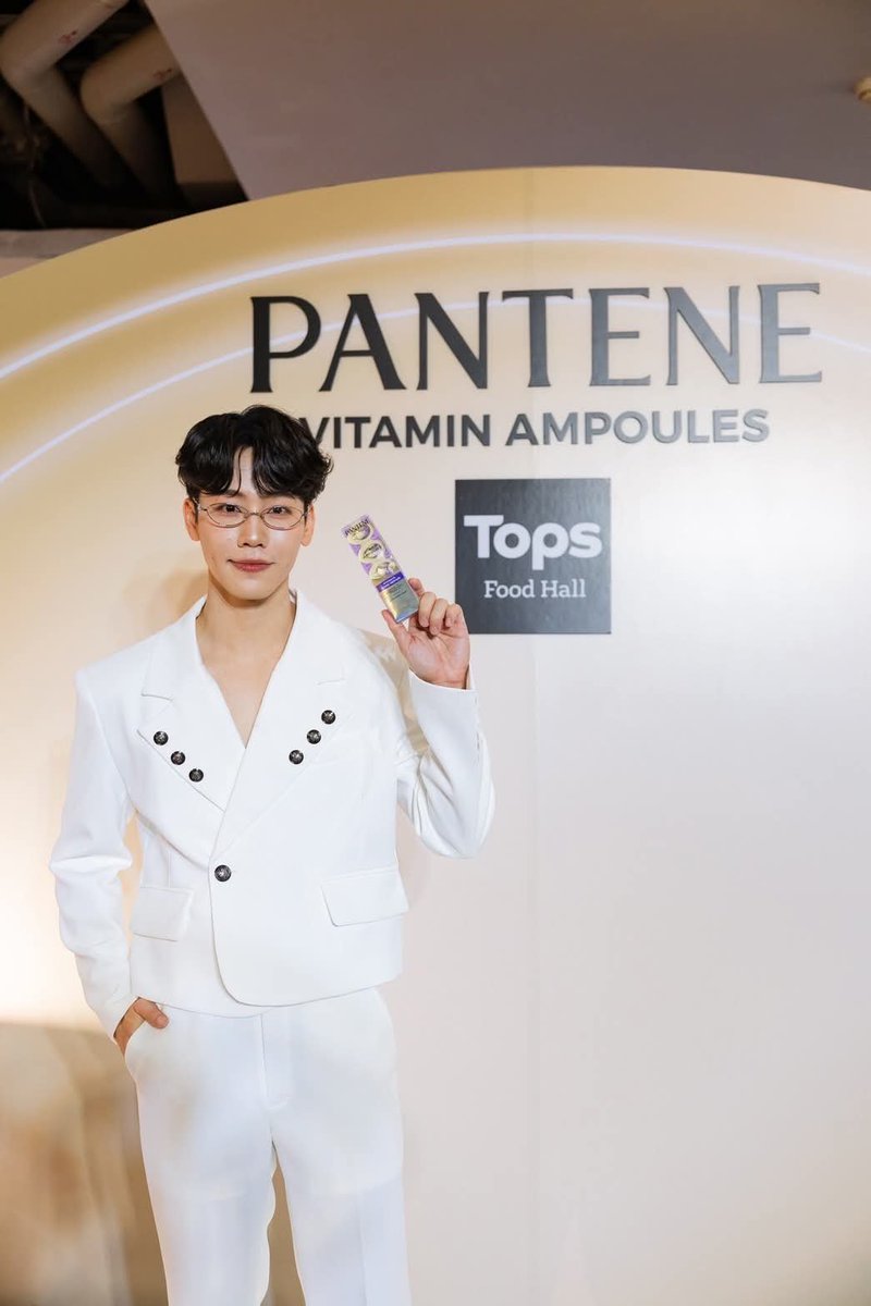 worldwwar_z's tweet photo. รวมโมเมนต์สุดประทับใจจากงาน #PantenexWar 💛
ขอบคุณพลังความรักจากชาวหมูยอทุกคนที่มาแชร์โมเมนต์สุดพิเศษไปด้วยกัน
อย่าลืมมีผมแพนทีนแบบวอร์ด้วย แพนทีนวิตามินแอมพูล คลิกปุ๊บ กลอสปั๊บ ผมเงากลอสทันที^ ✨
#PanteneThailand #แพนทีนวิตามินแอมพูล 
https://t.co/sWPD2XtqZZ https://t.co/GztqFChX42