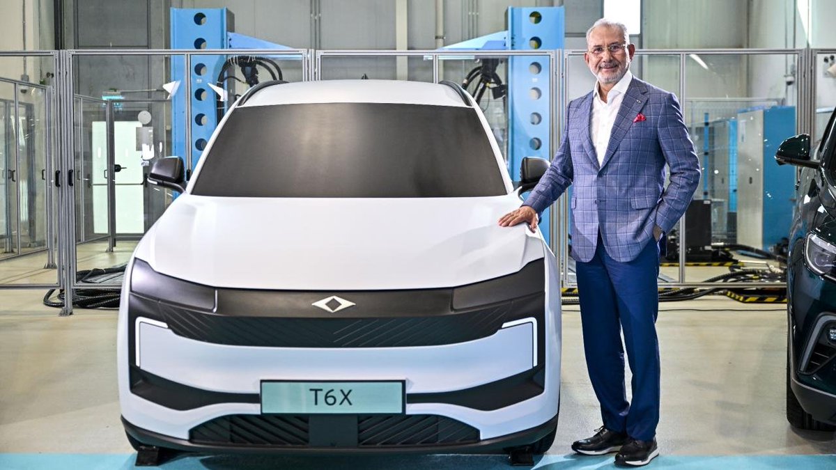 themobileax's tweet photo. Togg’un yeni modeli T6X tanıtıldı!

Togg T6X, rekabetçi bir fiyatla piyasaya sürülecek. Gelecek yıl haziran ayında talep toplanmaya başlanacak. Araçlar, 2027 Haziran sonundan itibaren kullanıcılara sevk edilecek.

#TOGG #T6X https://t.co/SRtAPmjqMR