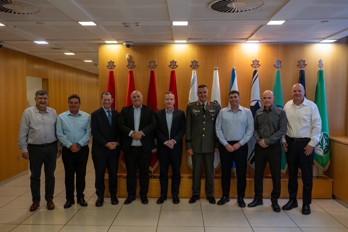 Israel_MOD's tweet photo. An approximately €3 billion deal: Israel and Greece have signed the massive "Achilles Shield" agreement, under which Israel will build Greece a multi-layered air defense array based on Israeli systems architecture.

Read More: https://t.co/xXTK35zycj https://t.co/QCmZuJcBeJ