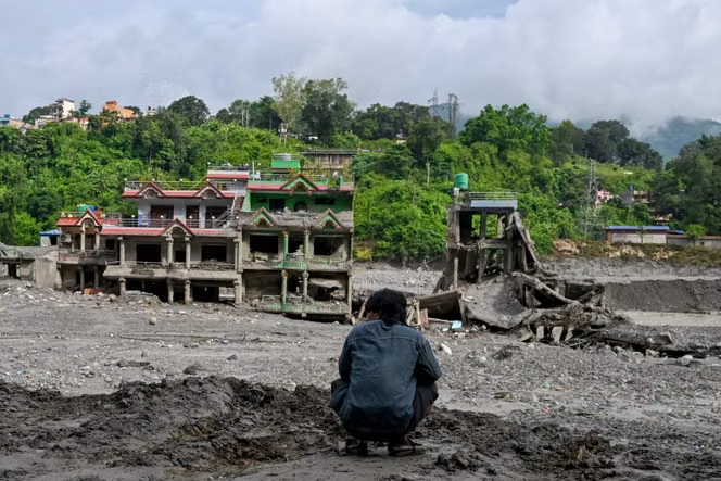 LeRaleurFR's tweet photo. Pour  des raisons sanitaires, les autorités népalaises commencent à enterrer les dépouilles non identifiées. 

#Népal #Chine #Inondations #Katmandou https://t.co/fUxXEaDcG3