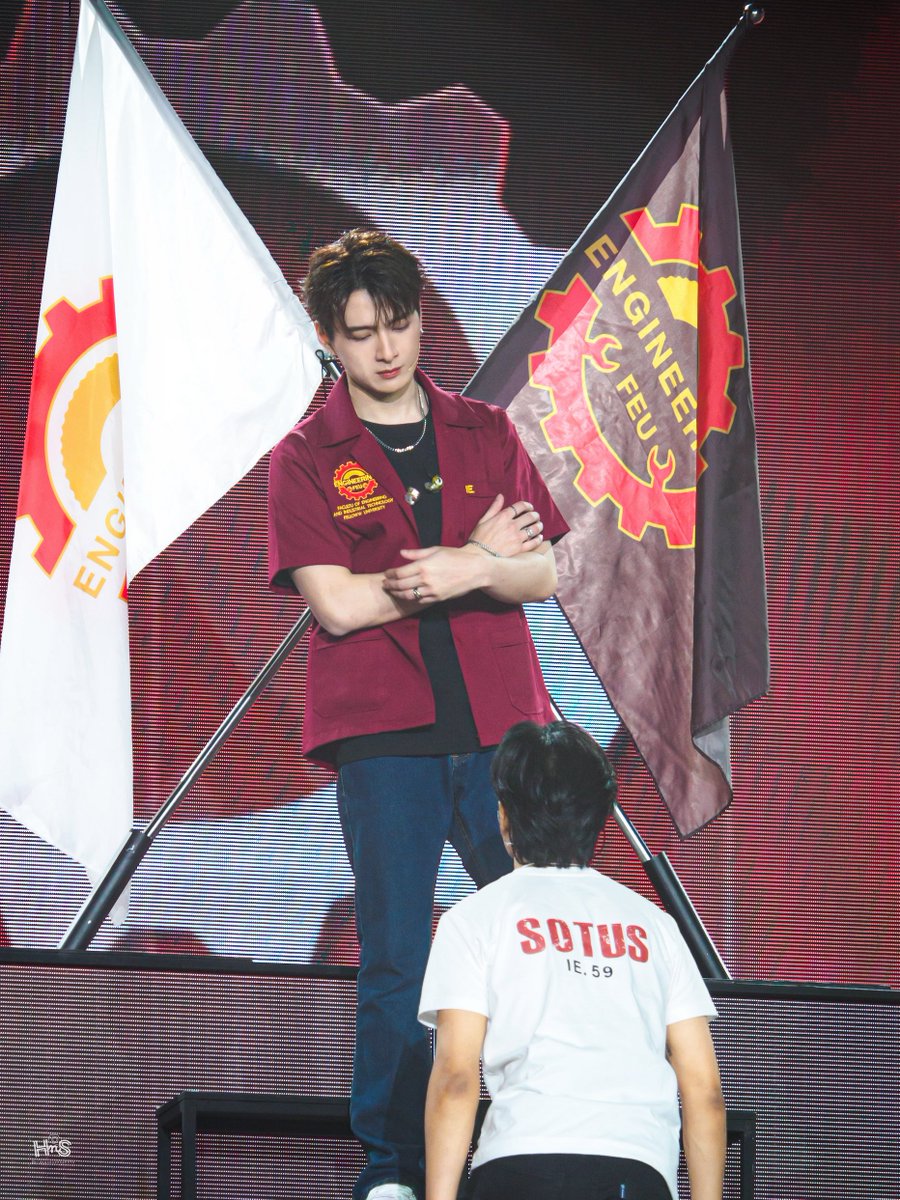 __hideandseek's tweet photo. ได้ธงรุ่นแล้ว ผมเป็นน้องวิศวะเต็มตัวแล้วนะครับ 🏳️⚙️

SOTUS FRIENDSHIP NEVER ENDS 

#SOTUS10thYearConcertD2
#คริสสิงโต #SingtoPrachaya https://t.co/QIuK8IAVOK
