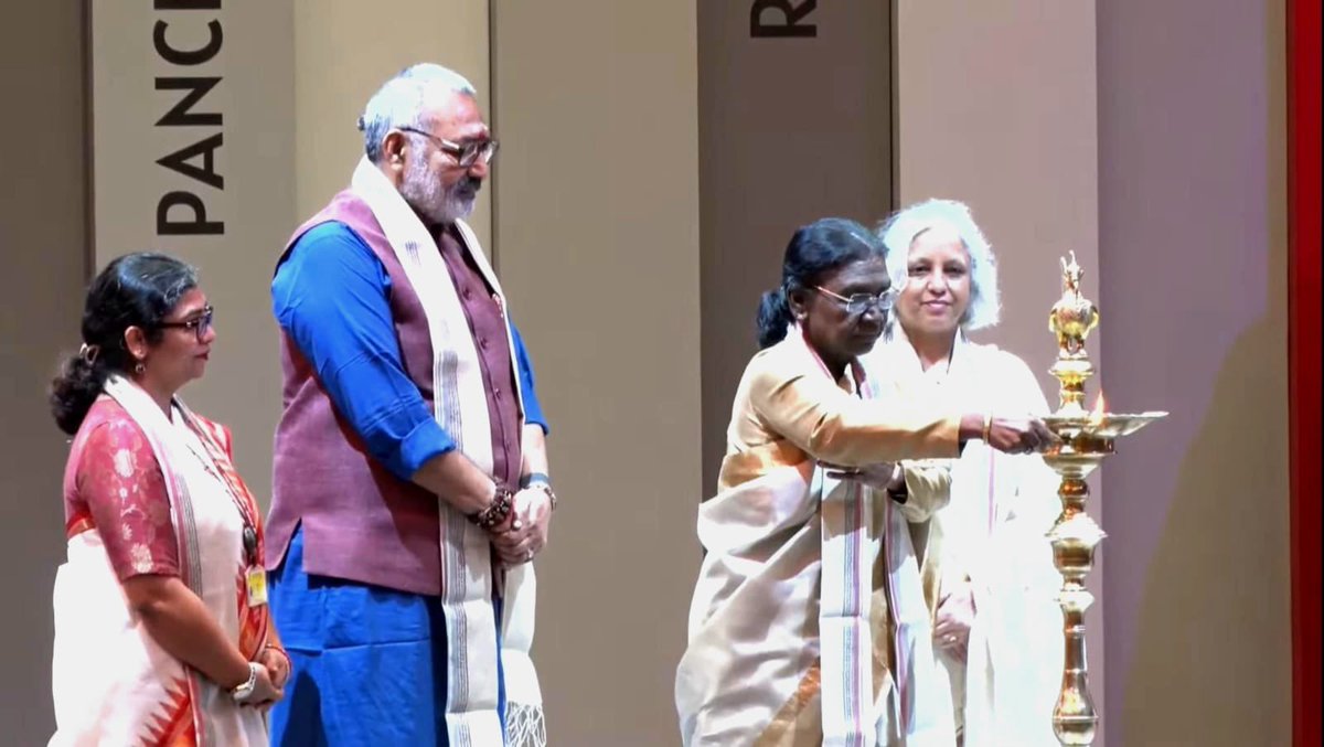 girirajsinghbjp's tweet photo. आज नई दिल्ल��� के यशोभूमि में NIFT के परिसरों के संयुक्त दीक्षांत समारोह में माननीय राष्ट्रपति श्रीमती द्रौपदी मुर्मू जी की गरिमामयी उपस्थिति रही।

देशभर से आए प्रतिभाशाली विद्यार्थियों के इस विशेष अवसर का साक्षी बनना सुखद रहा। सभी स्नातक विद्यार्थियों को उज्ज्वल भविष्य के ��िए हार्दिक शुभकामनाएं।