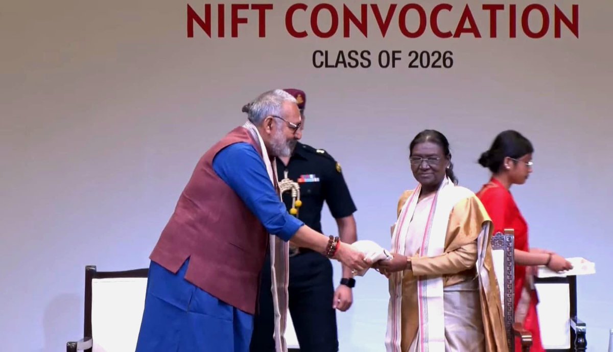 girirajsinghbjp's tweet photo. आज नई दिल्ल��� के यशोभूमि में NIFT के परिसरों के संयुक्त दीक्षांत समारोह में माननीय राष्ट्रपति श्रीमती द्रौपदी मुर्मू जी की गरिमामयी उपस्थिति रही।

देशभर से आए प्रतिभाशाली विद्यार्थियों के इस विशेष अवसर का साक्षी बनना सुखद रहा। सभी स्नातक विद्यार्थियों को उज्ज्वल भविष्य के ��िए हार्दिक शुभकामनाएं।