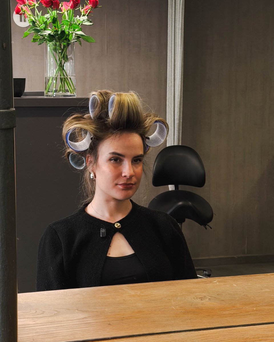 assoonn's tweet photo. Se tudi ti z navijalkami na glavi počutiš kot pin-up diva? Bujni lasje, volumen in klasične fen frizure so spet v trendu. Včasih je najlepši prav vmesni trenutek, ko se počutiš kot diva zlate dobe Hollywooda. https://t.co/fkrkLa6lrq