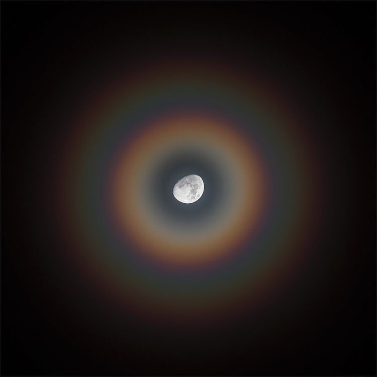 artindetails's tweet photo. lunar corona, colorful rings around the moon. https://t.co/B9kLLQDj20