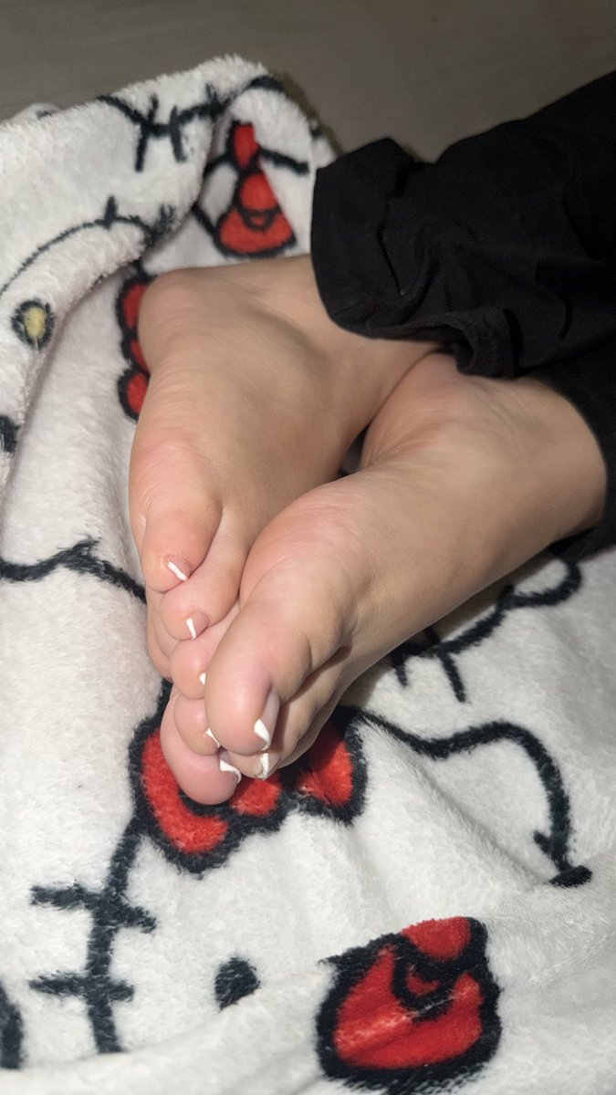 Cassiecrush07's tweet photo. Who wants to get drained tn? I’ll send you a lil treat if you behave❤️ #findom #feetworshi̇p #mommydom #cuck #swinger #soles #rtsub #hwsub #feetfetısh #footfetish #humanatm #brattydom https://t.co/KtSMSuiCrn